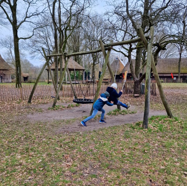 Museumdorp Orvelte is een brinkdorp in oude Drentse stijl herbergt winkeltjes, restaurants en een paar kleine musea. Daarnaast zit op de dorpsbrink een speeltuintje en een schaapskooi.