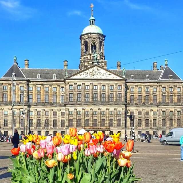 Het Paleis op de Dam is een leuk uitje met kinderen en tieners, in het centrum van Amsterdam. Dit museum laat namelijk allerlei aspecten van de geschiedenis zien en heeft leuke interactieve audiotours.