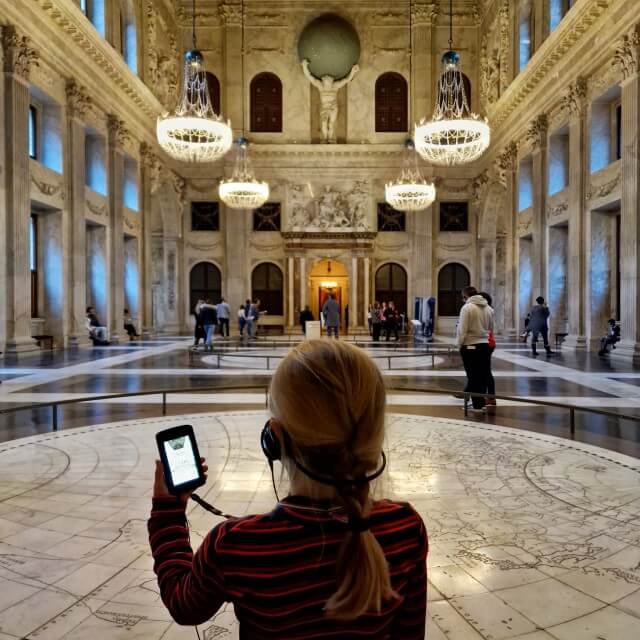 Het Paleis op de Dam is een leuk uitje met kinderen en tieners, in het centrum van Amsterdam. Dit museum laat namelijk allerlei aspecten van de geschiedenis zien en heeft leuke interactieve audiotours.