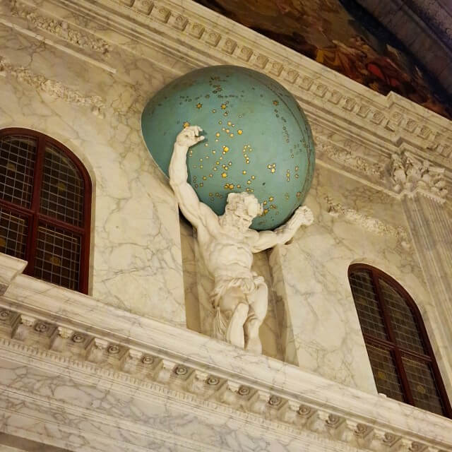 Atlas draagt de wereld op zijn rug in het Paleis op de Dam.