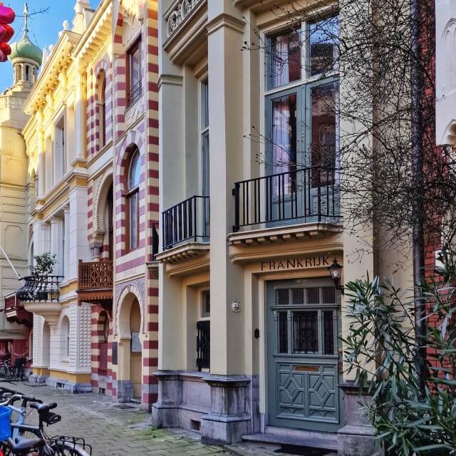 Uitjes in Amsterdam met kinderen en tieners: onze favorieten. Naast het Vondelpark liggen in de Roemer Visscherstraat De Zevenlandenhuizen uit 1894. Het is een rijtje van zeven woonhuizen elk in de stijl van een ander Europees land. 