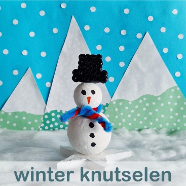 Winter knutselen met kinderen als het buiten koud is: leuke ideeën. Het is winter, echt weer om binnen te knutselen met kinderen! We pakken iets warms te drinken en gaan lekker gezellig bij elkaar zitten. In januari gaan we altijd aan de slag met activiteiten in winter thema. Daarom vind je hier leuke winterse knutsel ideeën, voor peuters en kleuters, maar ook voor oudere kinderen en tieners. Kijk je mee?