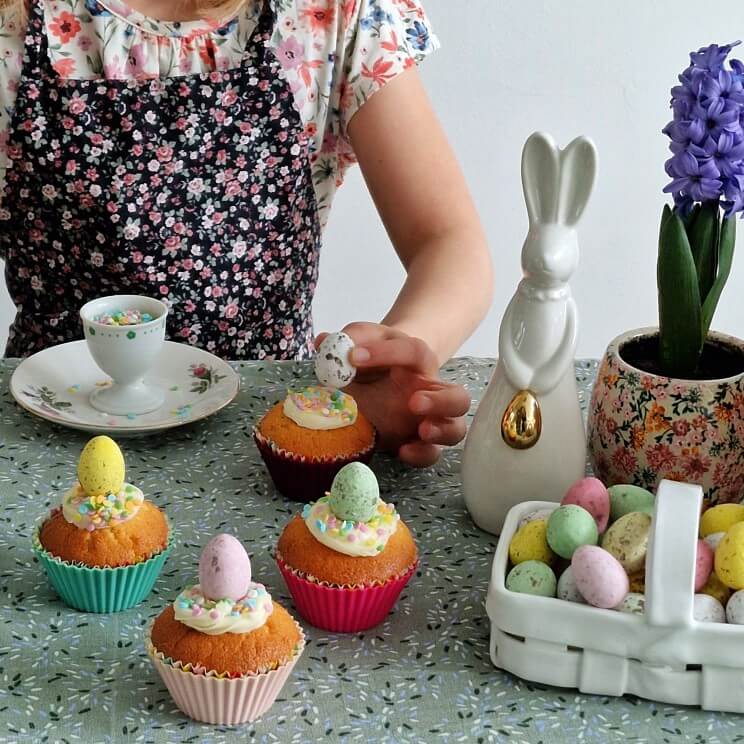 Paastraktatie: snelle muffins en cupcakes maken voor Pasen knutselen. 