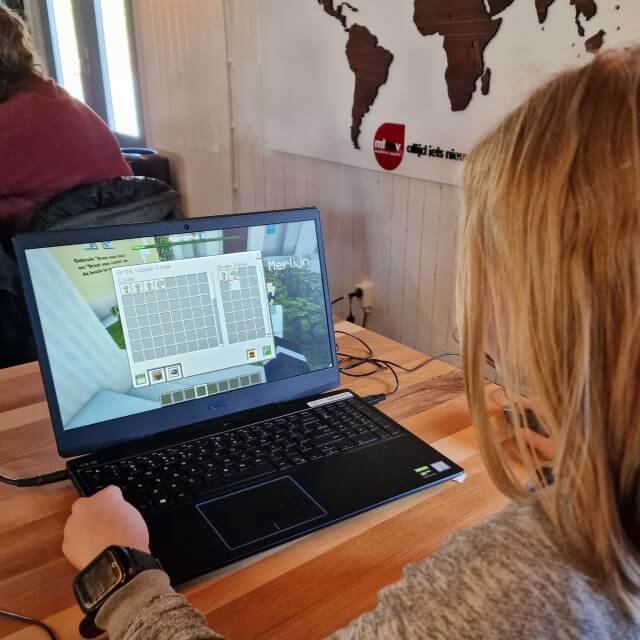Geofort Herwijnen review: museum over de aarde, met Minecraft. In veel vakanties en weekenden kun je bij Geofort Herwijnen Minecraft workshops doen. Het Geofort heeft namelijk haar eigen Geocraft server, een eigen Minecraft wereld, waarmee heel Nederland virtueel gebouwd wordt. 
