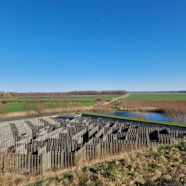 Geofort Herwijnen review: museum over de aarde, met Minecraft. Bij Geofort Herwijnen kun je op veel plekken spelend leren. Zo is er een klimaatdoolhof, waarin je met opdrachten de weg naar buiten vind.