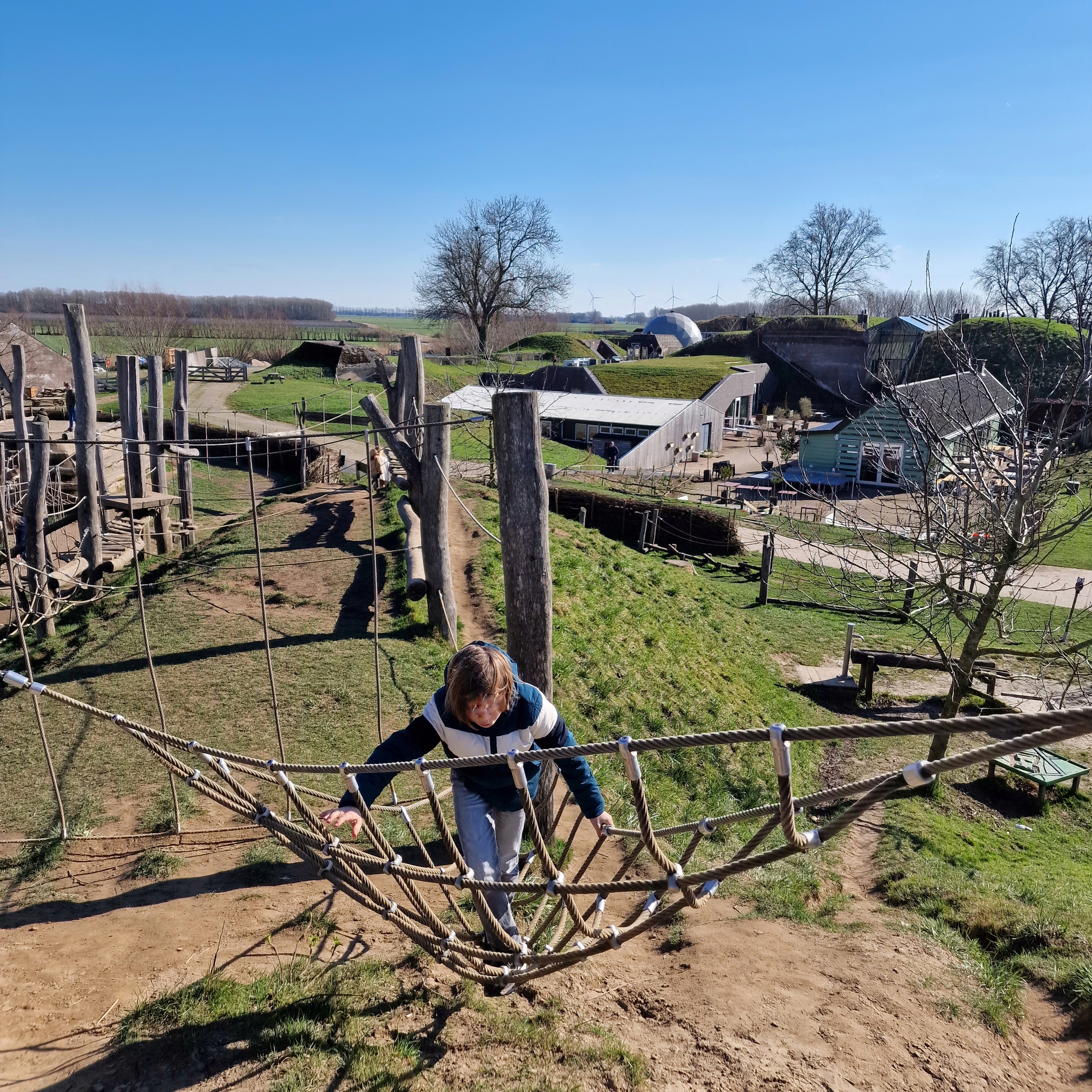 Onze kids bucketlist voor de meivakantie: leuke activiteiten voor kinderen. Zoals Geofort Herwijnen, hier leer je over de aarde, het klimaat, waterbeheer en de energietransitie. Buiten is er een leuke speeltuin. En je kunt er Minecraft workshops doen! Het zit in een oud fort van de Hollandse Waterlinie.