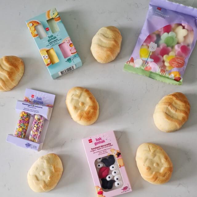 Bij HEMA vond ik van alles om de paasbaksels te versieren. Rolfondant, een strooiselmix en snoepjes in de vorm van bloemen. En oogjes, lipjes en snorretjes die op de paaseieren passen. Zo kun je zelfs je zelfgebakken paaseieren gewoon omtoveren tot poppetjes. Net als de gewone eieren!