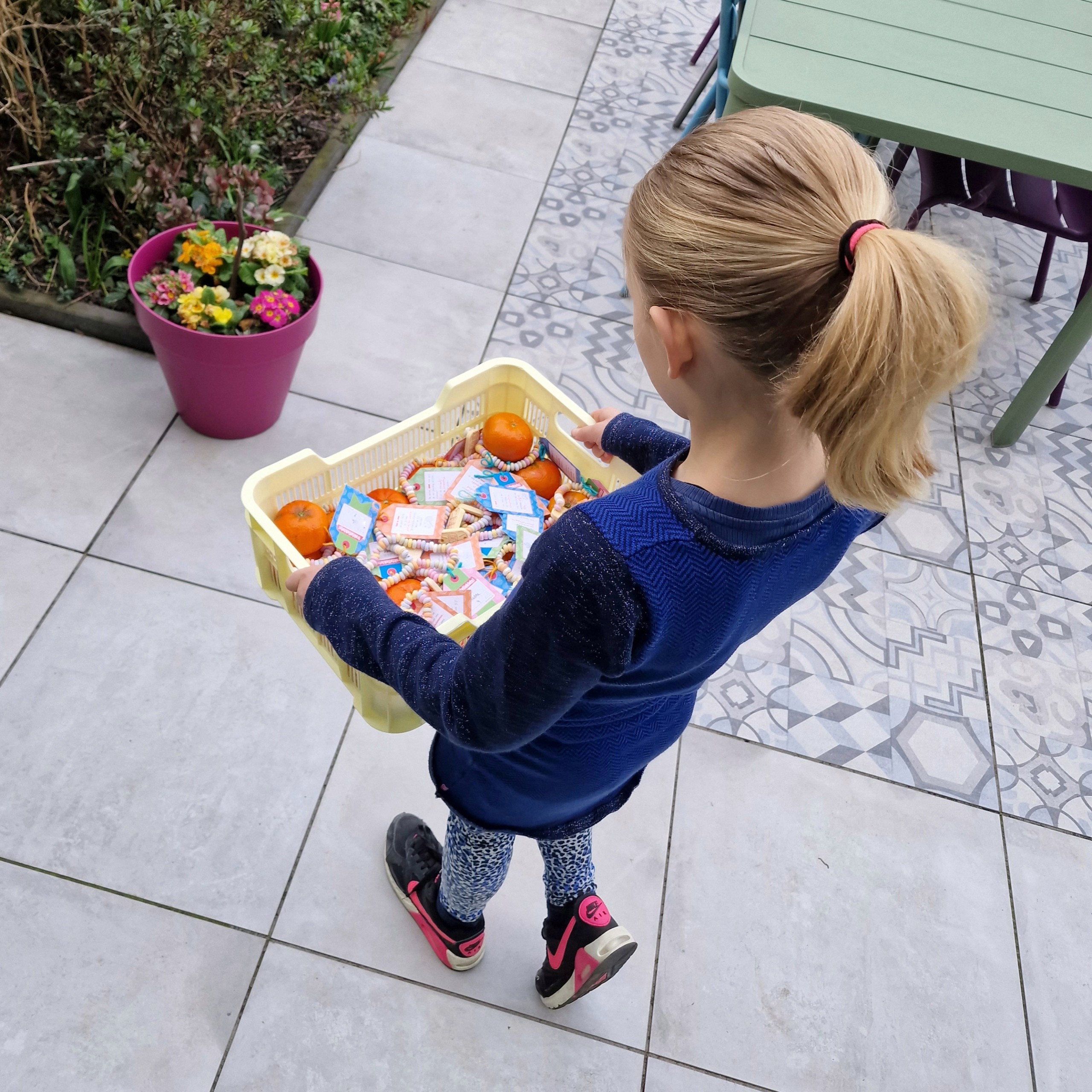 Traktatie ideeën voor kinderen: verjaardag vieren op crèche of school. Het is ieder jaar weer lastig om een leuke traktatie te verzinnen voor op de crèche of op school. De kinderen willen immers ieder jaar weer iets anders en school heeft ook bepaalde eisen. Ik laat je de leukste traktatie ideeën voor kinderen zien. Voor kleintjes op de crèche en in de onderbouw, maar ook voor tieners in de bovenbouw.