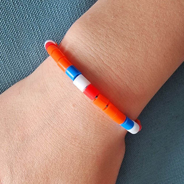 Een armbandje van strijkkralen knutselen is leuk voor Koningsdag. En ook al te doen voor peuters en kleuters.