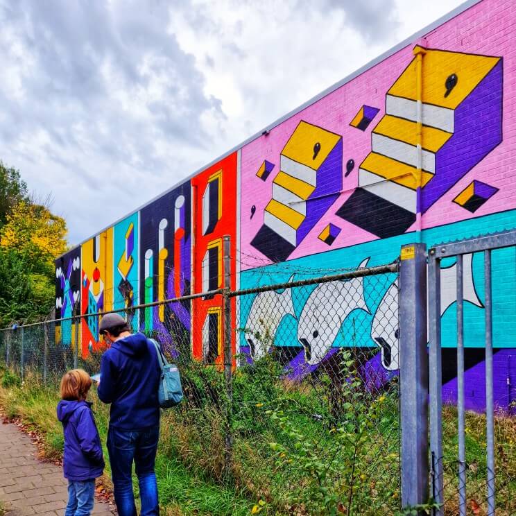 De leukste street art routes voor kinderen en tieners. Wij zijn gek op street art routes. Het is een leuke creatieve manier om te wandelen met kids. En er komen steeds meer leuke street art routes bij. In dit artikel verzamelen we de leukste street art routes voor kinderen en tieners. Zoals deze straatkunst in Deventer.