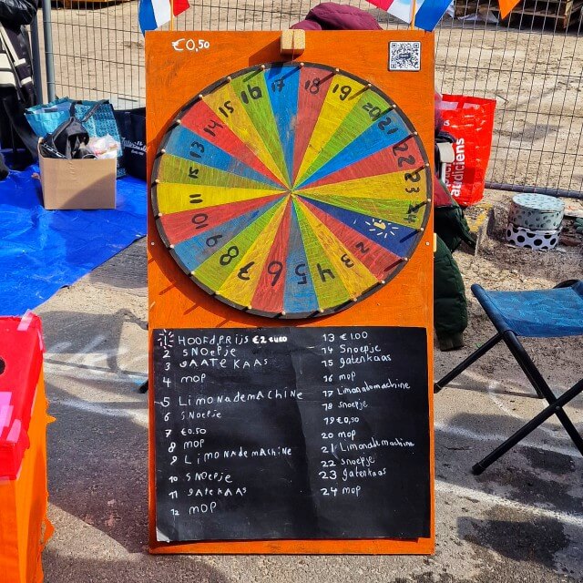 Knutselen voor Koningsdag en Oranje. De kinderen van Sanne bedenken ieder jaar een nieuw spel voor de Koningsdag vrijmarkt. Dat knutselen ze vervolgens van hout, met hulp van opa. Zo knutselden ze bijvoorbeeld dit Rad van Fortuin voor Koningsdag.