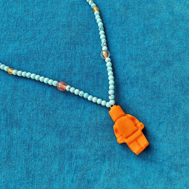 Knutselen voor Koningsdag en Oranje, zoals deze LEGO poppetjes voor de vrijmarkt, gemaakt met FIMO klei, daarmee kun je ontzettend leuke dingen knutselen.