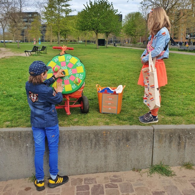 Onze kids bucketlist voor de meivakantie: leuke activiteiten voor kinderen. Waaronder leuke dingen voor Koningsdag, zoals knutseltips en ideeën voor de vrijmarkt. 