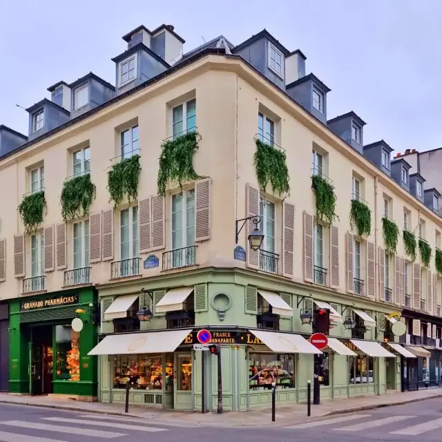 Parijs met kinderen en tieners: 10 leuke en bijzondere tips. Kleine meis vroeg al dagen wanneer we naar de macarons-winkel in Parijs zouden gaan. Of beter gezegd le salon de thé, boven de boutique van Ladurée. Zo'n ruimte vol fluwelen meubels en oude schilderijtjes. Super chique thee uit een zilveren potje en super lekkere macarons. 