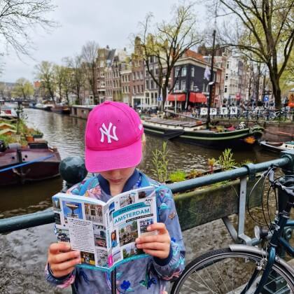 Ik ben gek op de Time to Momo stadsgidsen, deze zijn ingedeeld per buurt. Met de gids krijg je een goed beeld van de sfeer in deze buurten en waar je de leuke plekken kunt vinden. In elke buurt kun je een wandeling doen, waar je op je route bezienswaardigheden tegenkomt, maar ook leuke restaurants en winkels.