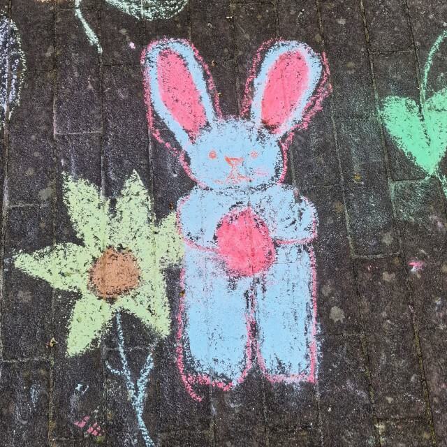 Leuk met kids: deze paashaas van stoepkrijt tekenen met Pasen.