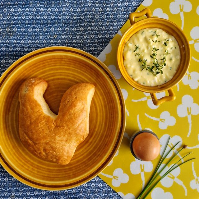 Op zoek naar een lekker en makkelijk recept voor de paaslunch of paasbrunch? Maak dan ons recept voor warme eiersalade.