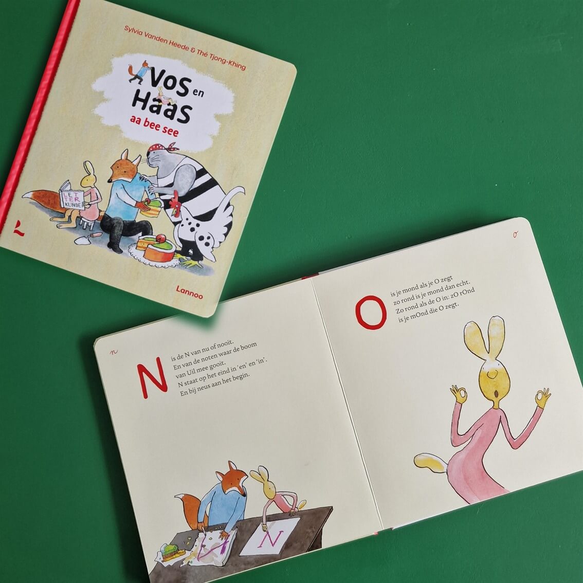 Wij zijn fan van Vos en Haas. Voor peuters en kleuters is er een leuk kartonboek: Vos en Haas Aa Bee See. Hierin maken ze kennis met de letters van het alfabet. Iedere letter heeft een leuk speels rijmpje en een mooie tekening.