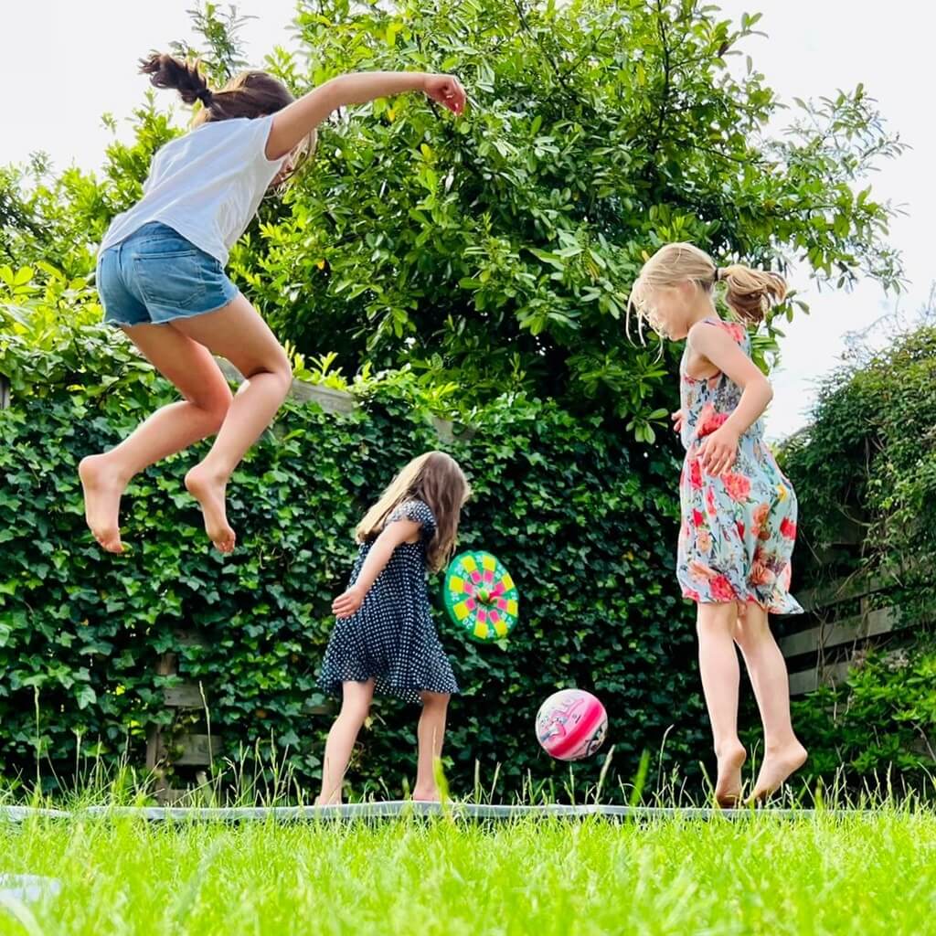 Het leukste buitenspeelgoed voor deze lente en zomer. Het wordt weer mooi weer, tijd om lekker in de zandbak te spelen, met een bal te spelen en met water klooien. Aan de rand van de zandbak in het park, in de achtertuin, op het strand of op de camping. En er is zoveel leuk buitenspeelgoed voor de zomer. Zoals een trampoline in een grote tuin.