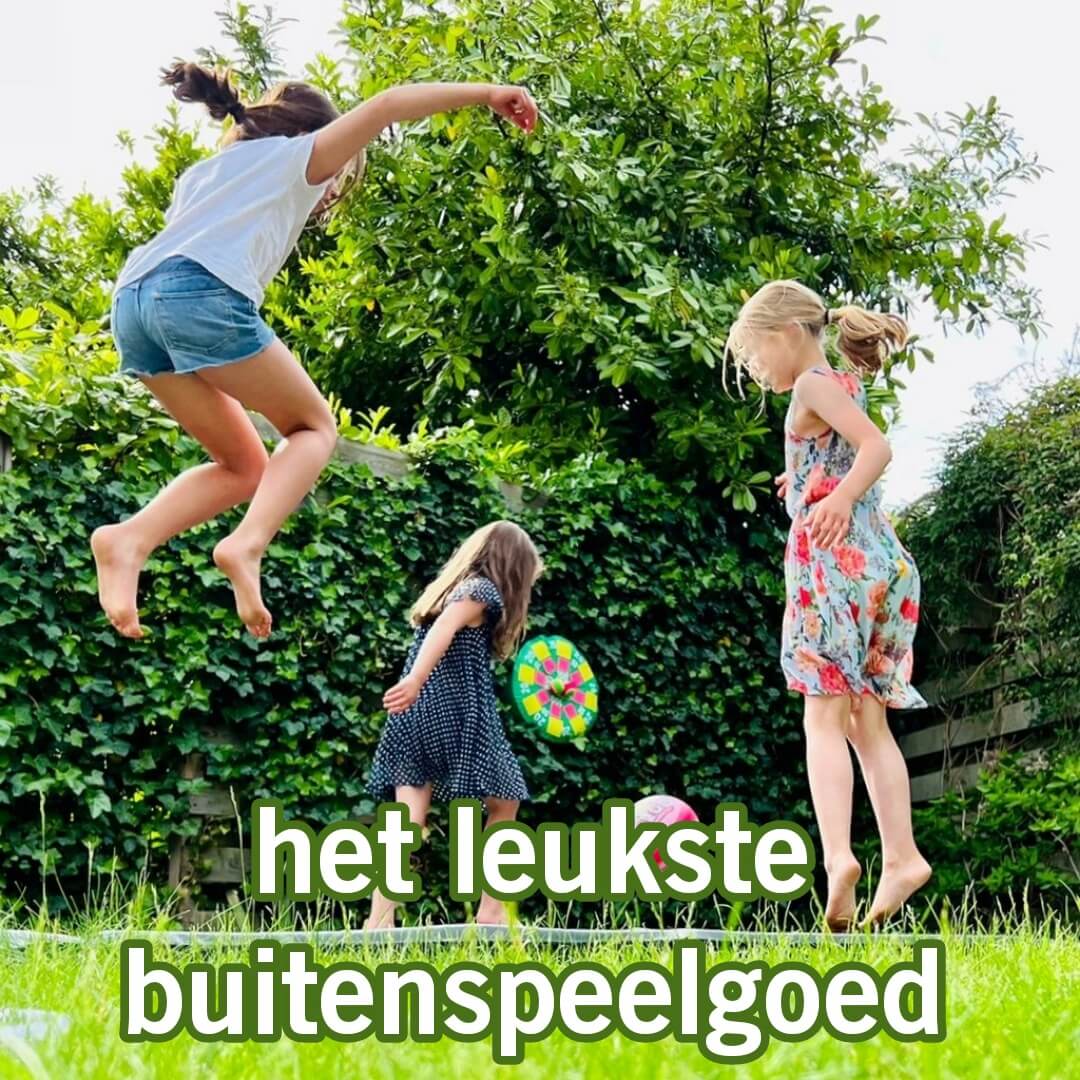 Het leukste buitenspeelgoed voor deze lente en zomer. Het wordt weer mooi weer, tijd om lekker in de zandbak te spelen, met een bal te spelen en met water klooien. Aan de rand van de zandbak in het park, in de achtertuin, op het strand of op de camping. En er is zoveel leuk buitenspeelgoed voor de zomer! Kijk snel mee!