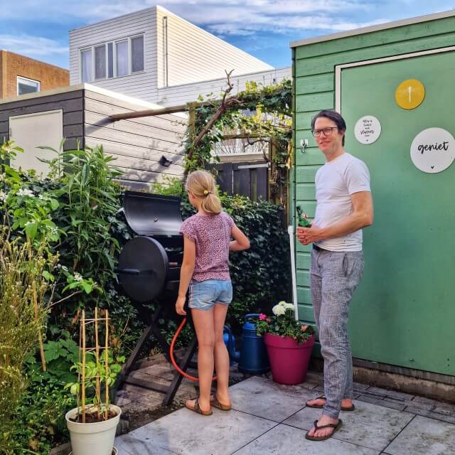 BBQ met kinderen: lekkere recepten en boodschappenlijst. In de zomer is een BBQ met de kinderen zo gezellig! Maar hoe krijg je een beetje variatie én hou je een barbecue gezond? In deze blog vind je lekkere recepten voor een BBQ met kinderen en een handige boodschappenlijst. 