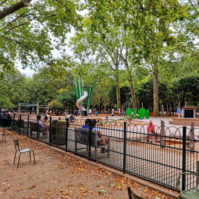 Parijs met kinderen en tieners: 10 leuke en bijzondere tips. Willen jullie naar Parijs met de kids? Bekijk dan onze 10 bijzondere tips in Parijs met kinderen en tieners! Parijs heeft heel veel parken, vaak met speeltuin. Dat zijn heerlijke plekken om even tot rust te komen, zeker voor kinderen. 