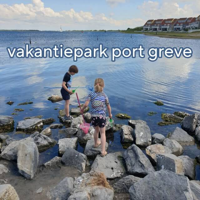 Port Greve review: vakantiepark in Zeeland vlakbij bij zee. Heerlijk: vakantie bij zee. Deze zomer gingen we met de kinderen naar Vakantiepark Port Greve in Zeeland. Een kindvriendelijk vakantiepark aan het Grevelingenmeer en vlakbij zee. We vertellen alles over Vakantiepark Port Greve in deze review.