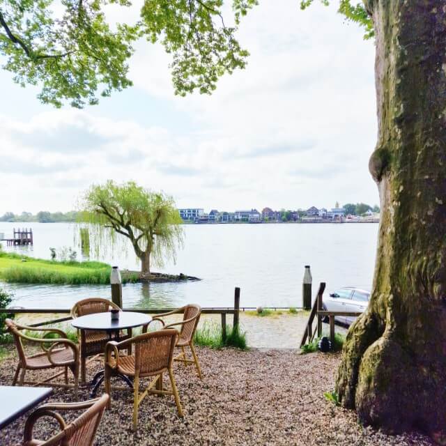 En natuurlijk heeft het stadje zicht op de Lek. Niet ver van de Veerpoort neem je de pont over de Lek naar Groot Ammers. De foto nam ik vanaf het terras van Hotel restaurant Belvedère.