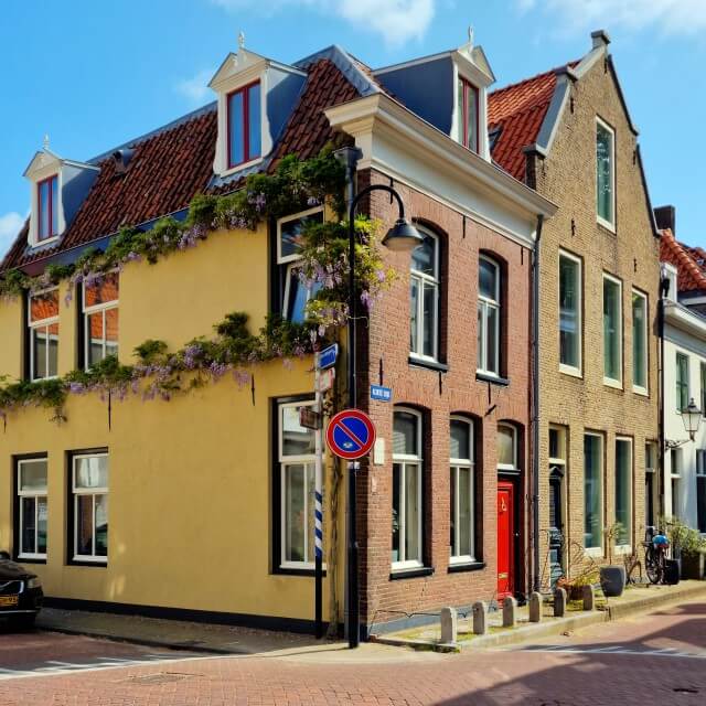 Schoonhoven met kinderen: 10 tips in de vestingstad én zilverstad. Nederland heeft zo veel leuke stadjes die de meeste mensen nog niet ontdekt hebben. Schoonhoven is zo'n mooi oud stadje, deze vestingstad is de zilverstad van Nederland. Met een mooi oud centrum en heel veel leuke adresjes. Ik deel de leukste tips in Schoonhoven met kinderen. 