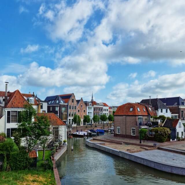 Schoonhoven met kinderen: 10 tips in de vestingstad én zilverstad. Nederland heeft zo veel leuke stadjes die de meeste mensen nog niet ontdekt hebben. Schoonhoven is zo'n mooi oud stadje, deze vestingstad is de zilverstad van Nederland. Met een mooi oud centrum en heel veel leuke adresjes. Ik deel de leukste tips in Schoonhoven met kinderen. 