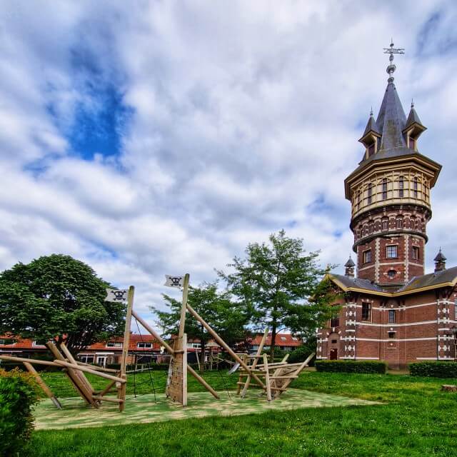 Schoonhoven met kinderen: 10 tips in de vestingstad én zilverstad. Met kleine kinderen is het fijn om op je stedentrip ook een speeltuin te hebben. Aan de rand van het centrum van Schoonhoven ligt Speeltuin Watertoren. Leuk om even heen te lopen, bijvoorbeeld met zo'n lekkere koffie met macaron van Loic! 