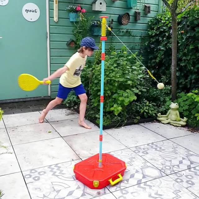 In een artikel met tips voor een kindvriendelijke tuin mag buitenspeelgoed natuurlijk niet ontbreken. Daarom maakte ik een lijstje met onze favorieten, zoals deze tennispaal.