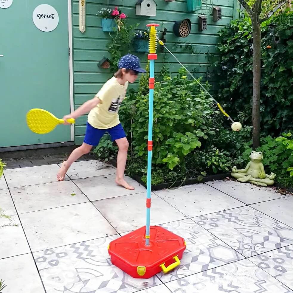 Het leukste buitenspeelgoed voor deze lente en zomer, zoals een tennispaal voor in de tuin of op de camping. Het wordt weer mooi weer, tijd om lekker in de zandbak te spelen, met een bal te spelen en met water klooien. Aan de rand van de zandbak in het park, in de achtertuin, op het strand of op de camping. En er is zoveel leuk buitenspeelgoed voor de zomer! Kijk snel mee!