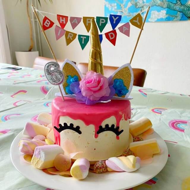 Dripcake versieren: leuke ideeën voor een verjaardagstaart. Marloes maakte deze eenhoorn taarten met een eenhoorn topper. Zo'n topper kun je jaarlijks hergebruiken, een mooie traditie.