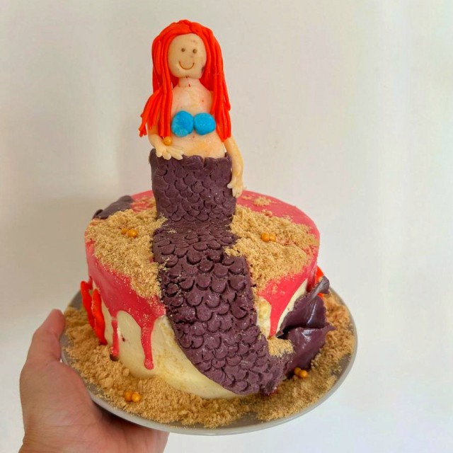 Dripcake versieren: leuke ideeën voor een verjaardagstaart. Marieke maakte deze mooie dripcakes in zee thema. Een zeemeermin dripcake en een taart met inktvis, krab, zeesterren en waterplanten.