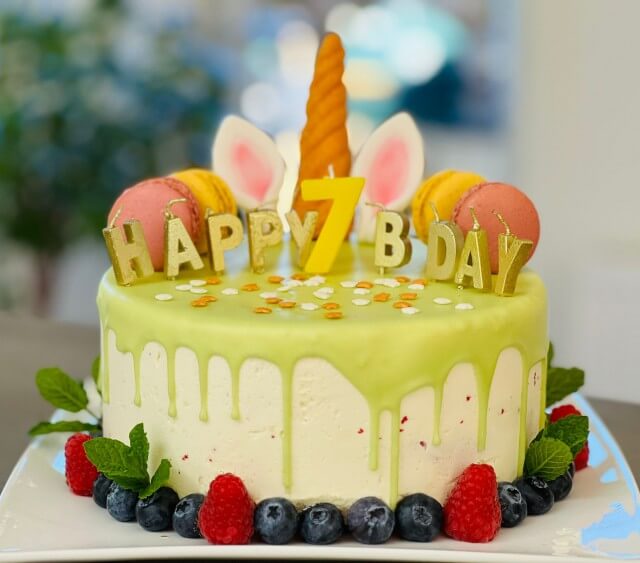 Dripcake versieren: leuke ideeën voor een verjaardagstaart. Zoals deze eenhoorn dripcake taart.