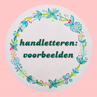 Handletteren of handlettering: voorbeelden en ideeën. Handlettering is leuk om samen te doen met ouders en kinderen. Maar wat maak je dan? Hier vind je voorbeelden en ideeën voor handletteren.