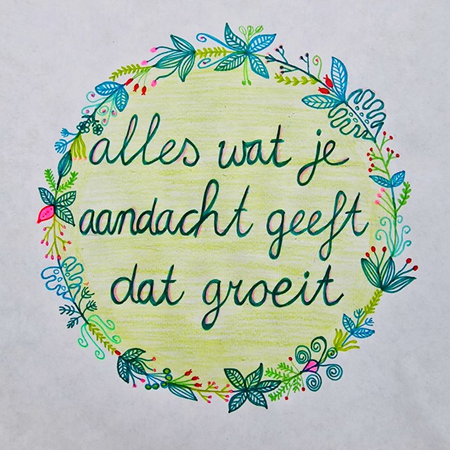Handletteren of handlettering: voorbeelden en ideeën. Met handletteren kun je natuurlijk prachtige quotes maken. Zoals deze Nederlandstalige quote: ALLES WAT JE AANDACHT GEEFT DAT GROEIT.