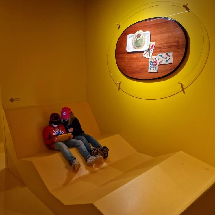 Het Kunstmuseum in Den Haag met kinderen en tieners. Speciaal voor kinderen vind je hier natuurlijk ook de toffe Wonderkamers. Met een tablet van het museum ontdek je daar op een speelse manier moderne kunst, fotografie, architectuur en mode. Deze museumgame is een mix van digitale en niet digitale opdrachten, in kunstkamers rondom het gele labyrint.