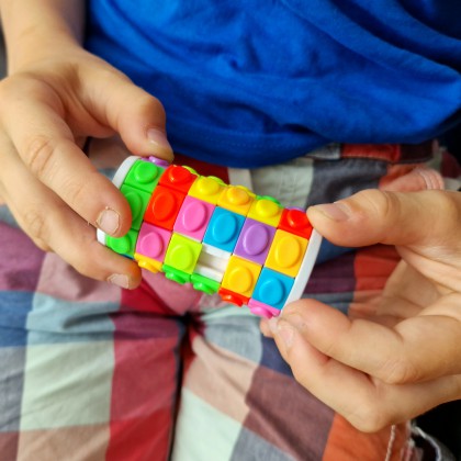 De favoriete schoencadeaus van Sinterklaas. Dit spelletje kan mijn zoon echt eindeloos mee spelen: de Magic Twist & Turn. Het doet denken aan een Rubik's Cube, met het uiterlijk van een fidget toy. 