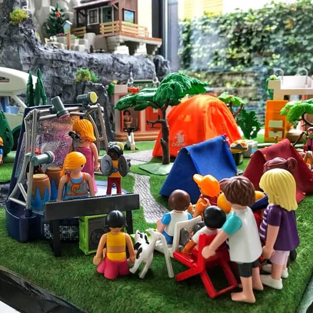 Playmobil tafel zelf maken: leuke ideeën. Hoe leuk is dit? Een Playmobil tafel of bureau voor de kinderen zelf maken. Kay maakte deze fantastische Playmobil speeltafel voor zijn kinderen, weer eens wat anders dan een LEGO tafel! 