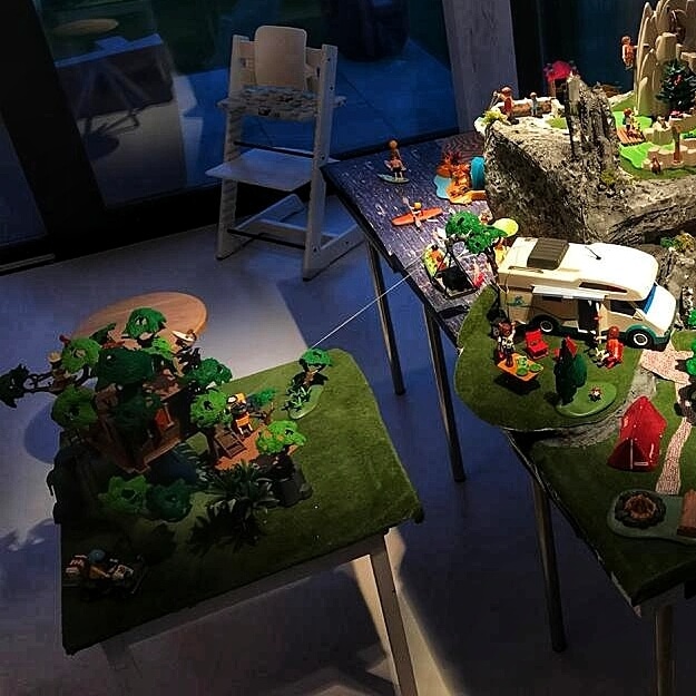 Playmobil tafel zelf maken: leuke ideeën. Hoe leuk is dit? Een Playmobil tafel of bureau voor de kinderen zelf maken. Kay maakte deze fantastische Playmobil speeltafel voor zijn kinderen, weer eens wat anders dan een LEGO tafel! 
