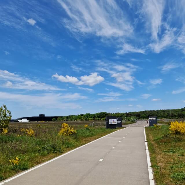 De Soesterduinen zijn zandduinen, leuk om hier te wandelen met kinderen. Soesterdal in Soesterberg is een mooi restaurant in dit gebied, met een terras én grote houten speeltuin rondom. Er vlakbij ligt het Nationaal Militair Museum en de Vliegbasis Soesterberg, dus je ziet ook regelmatig vliegtuigjes vertrekken, leuk voor kleine vliegtuig fans. 