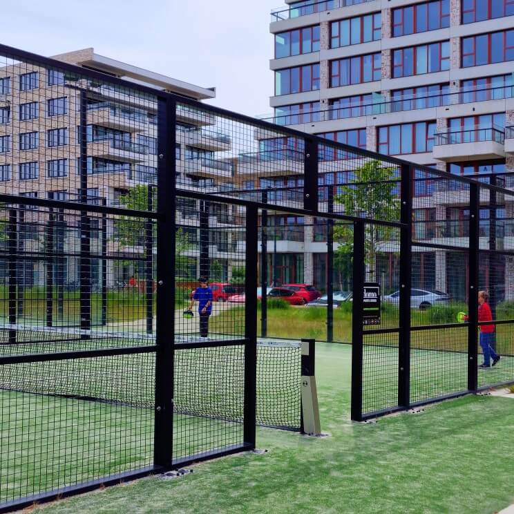 Urban Sport Zone Amsterdam: skatebaan, sportvelden en speeltuin. De Urban Sport Zone heeft allerlei verschillende sportvelden. Een voetbalveld, hockeyveld en baskball baskets. En misschien wel het populairste: de gratis Padelbanen van Zeeburgereiland.