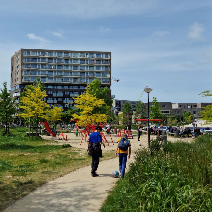 Urban Sport Zone Amsterdam: skatebaan, sportvelden en speeltuin. Ken je de Urban Sport Zone op Zeeburgereiland in Amsterdam al? Het is de grootste skatebaan van Nederland, maar er is nog veel meer. Er zijn namelijk ook een speeltuin, sportvelden en leuke restaurants. Een leuk gratis uitje voor wie eens wat anders wil doen in Amsterdam met kinderen en tieners. 