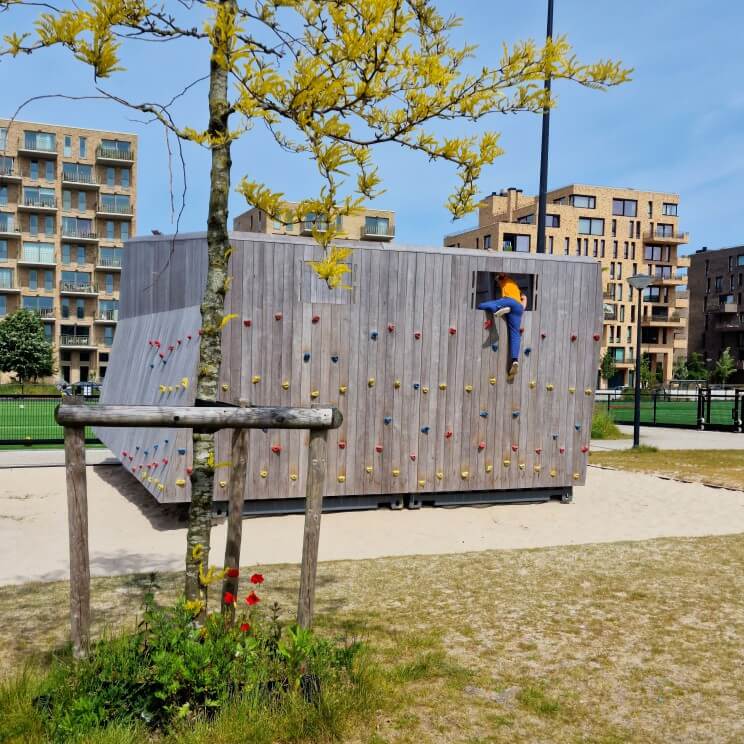 Urban Sport Zone Amsterdam: skatebaan, sportvelden en speeltuin. Dit klimhuisje heeft als beloning voor het klimmen een uitzicht over het plein. 