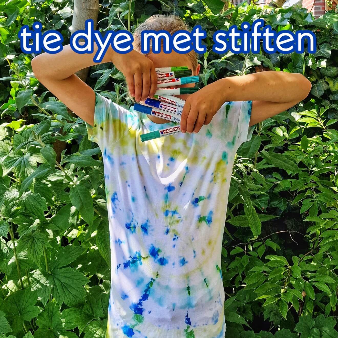 Tie dye shirt maken: makkelijker met stiften Een tie dye shirt met verf maken is hartstikke leuk, maar wel een kliederboel. Met stiften is een tie dye shirt maken veel makkelijker.