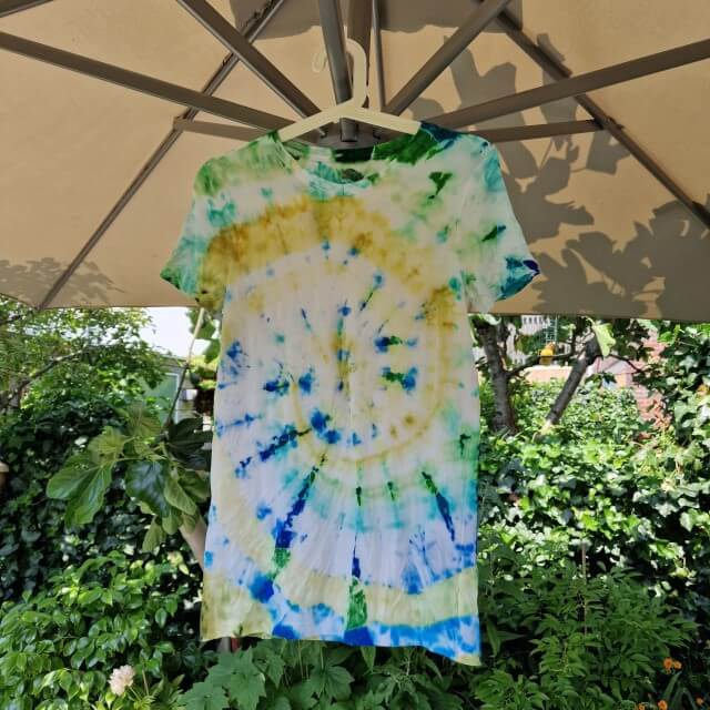 Tie dye shirt maken: makkelijker met stiften Een tie dye shirt met verf maken is hartstikke leuk, maar wel een kliederboel. Met stiften is een tie dye shirt maken veel makkelijker. 