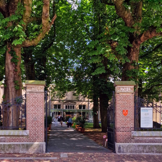 Tussen de statige dikke bomen loop je het gebouw in. Dat is nog eens een binnenkomer! 