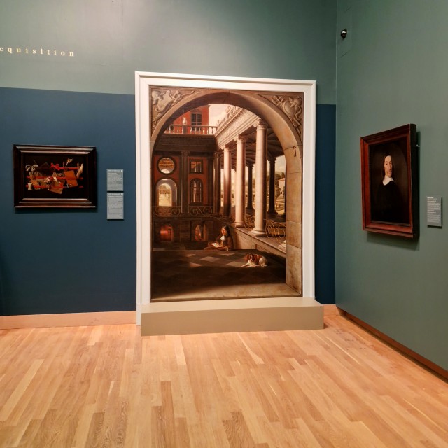 Dit is een nieuw verworven schilderij van Samuel van Hoogstraten. Een trompe-l'oeil met een bijzonder perspectief. Vanaf verschillende afstanden en hoeken zie een ander perspectief en van dichtbij bijzondere details. 